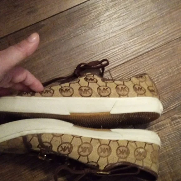 Michael Kors Tan/Brown Canvas Shoes . - Picture 5 of 7